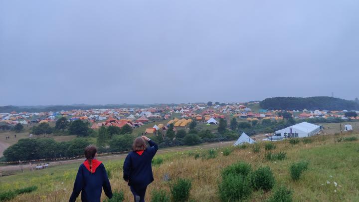 Spejdere kigger ud over en del af teltelejren på Spejdernes Lejr 2022