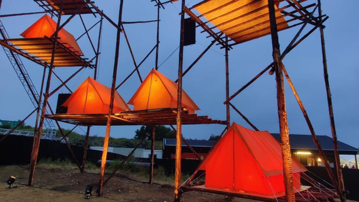 Telte med lys i. Udsmykning ved scenen på Spejdernes Lejr 2022.