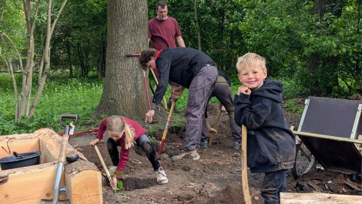 Arbejdsdag 2025 hvor der blev opsat nye bænke ved bålet og shelteren