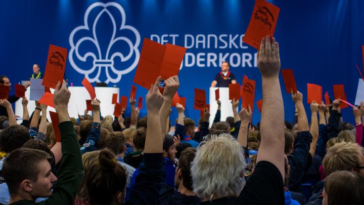 Mødedeltagere afgiver stemme på korpsets generalforsamling