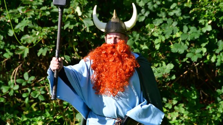 En spejderleder klædt ud som vikingeguden Thor