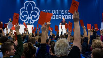 Mødedeltagere afgiver stemme på korpsets generalforsamling